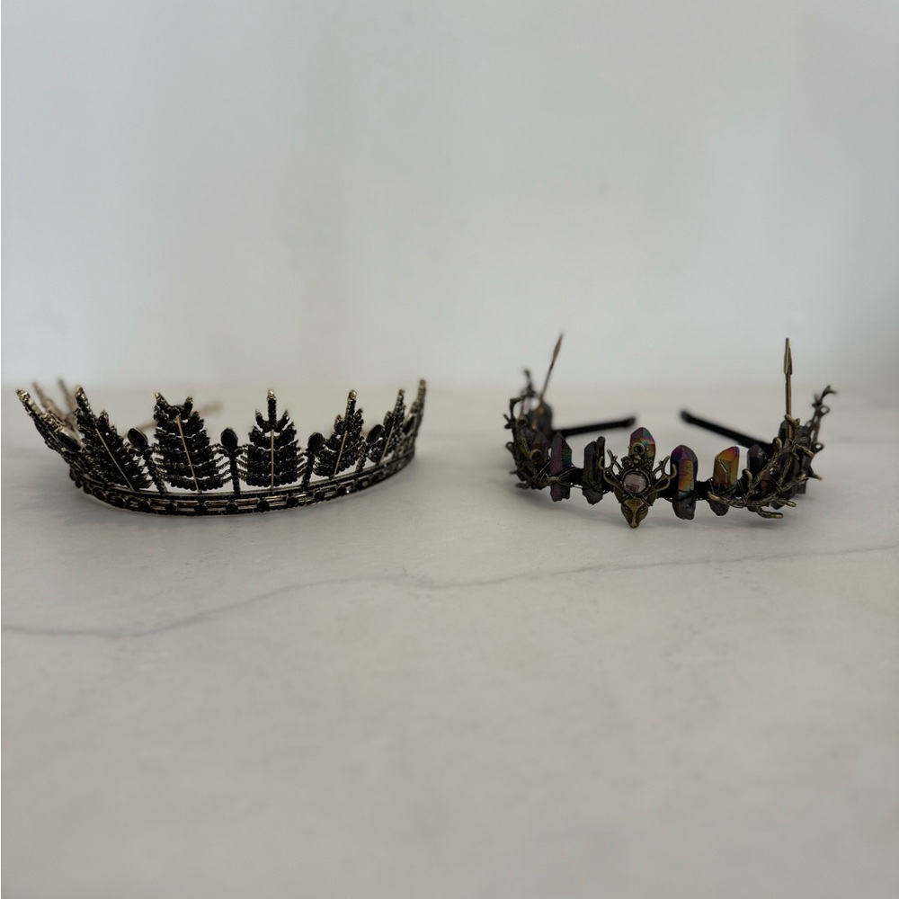 Elegant Black/Gold Crown and raw stone looking crown